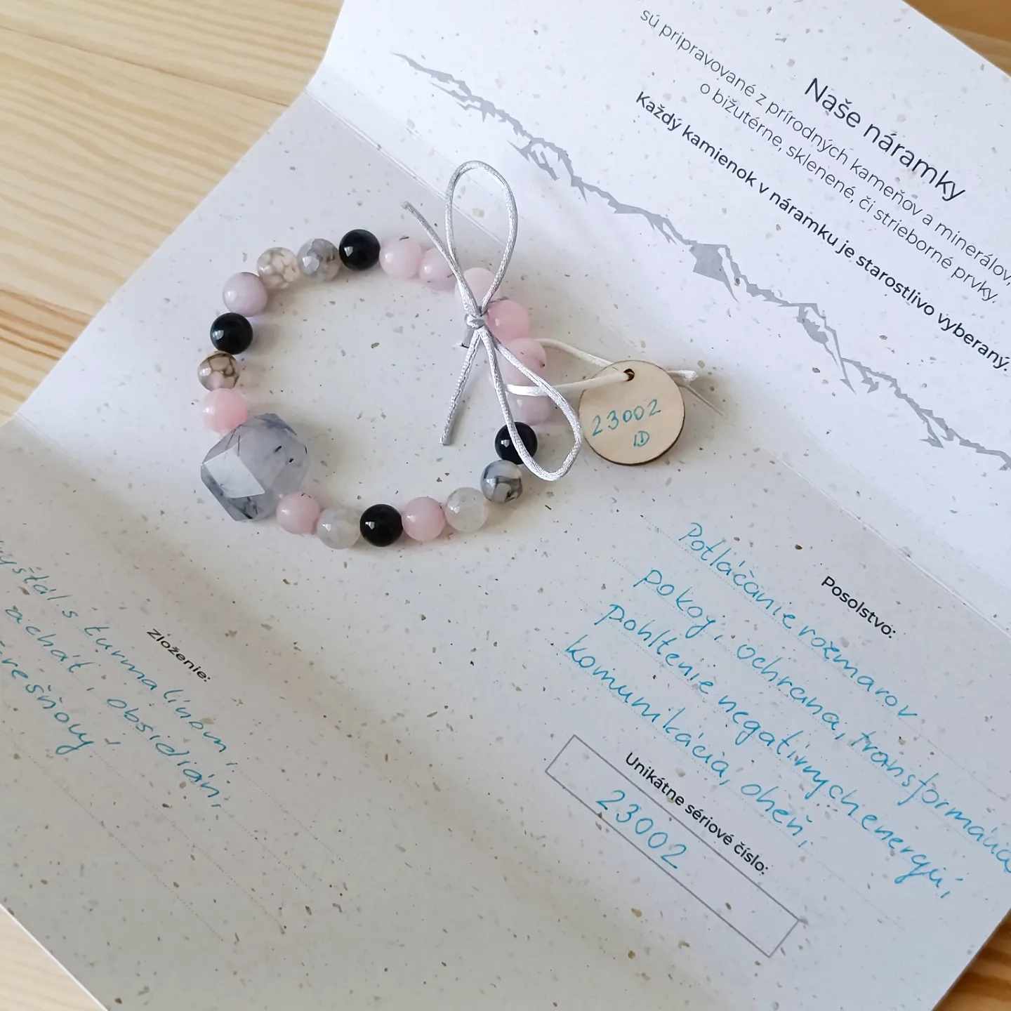 Krýštál s turmalínom, čeršňový jaspis a čierny obsidián / Quartzcrystal with tourmaline, black obsidian, cherry jasper and dragon agate