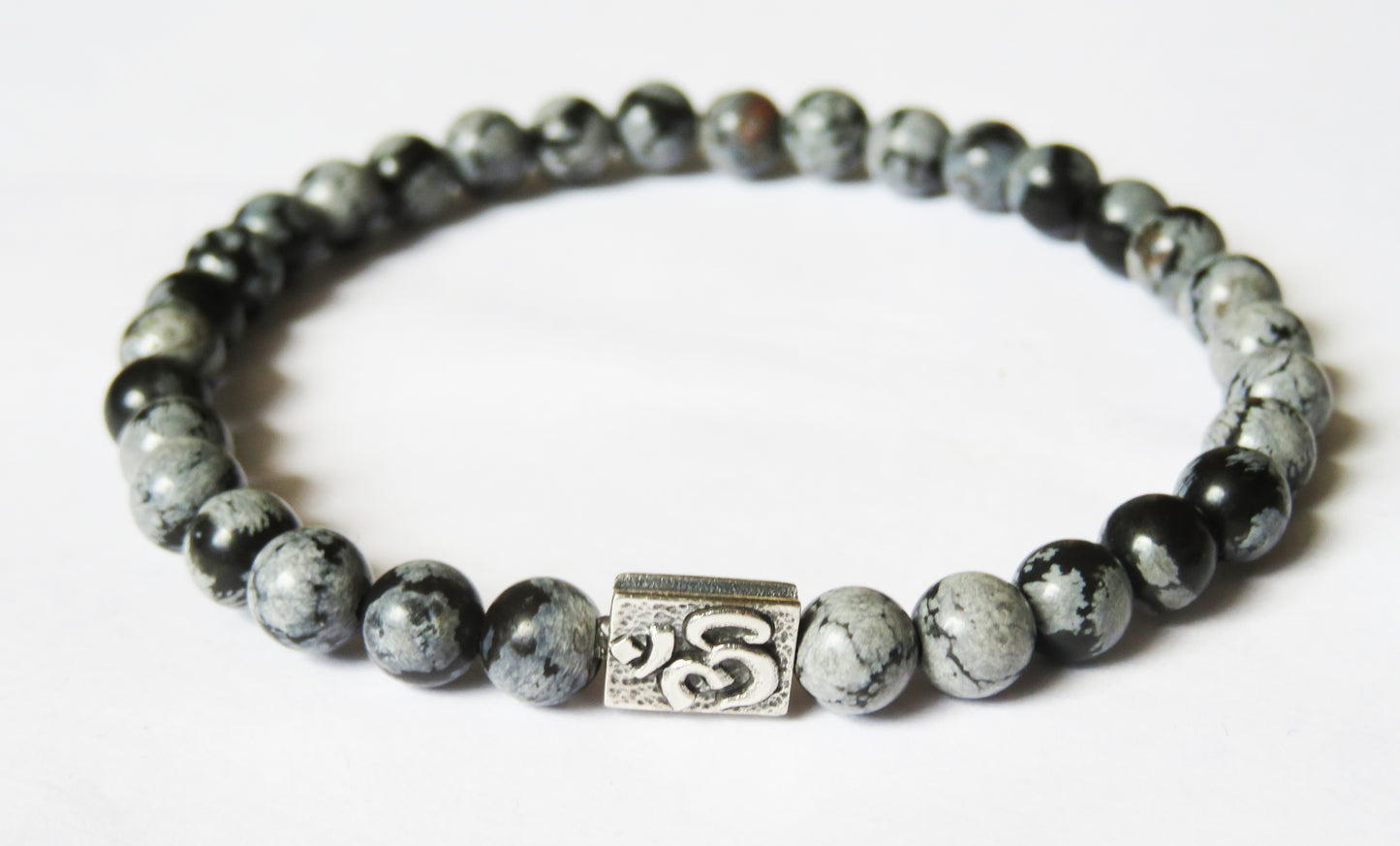 Vločkový obsidián so strieborným harmonizačným doplnkom / Flake obsidian bracelet with silver harmonizing bead